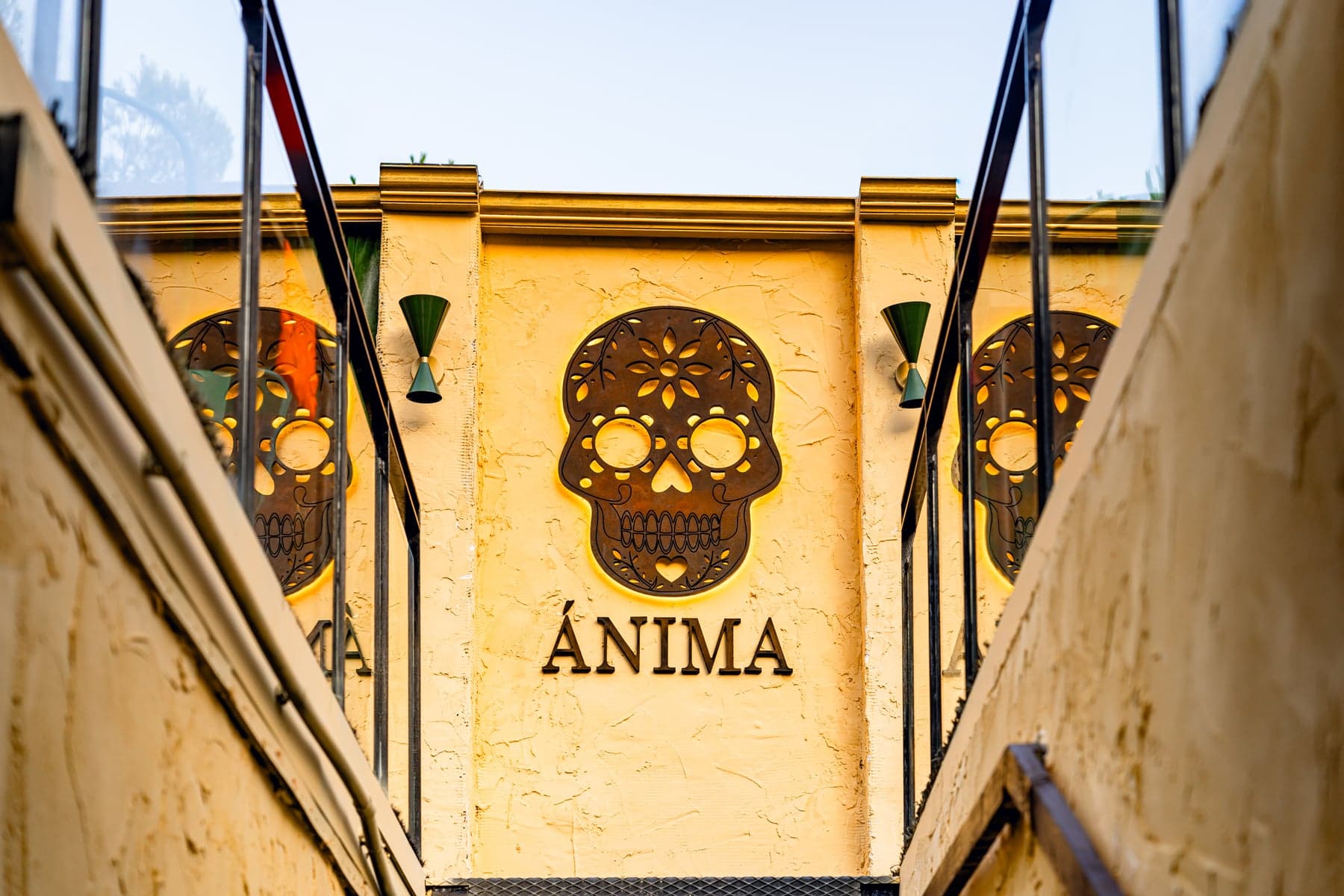 Fachada de Ánima con su calavera mexicana