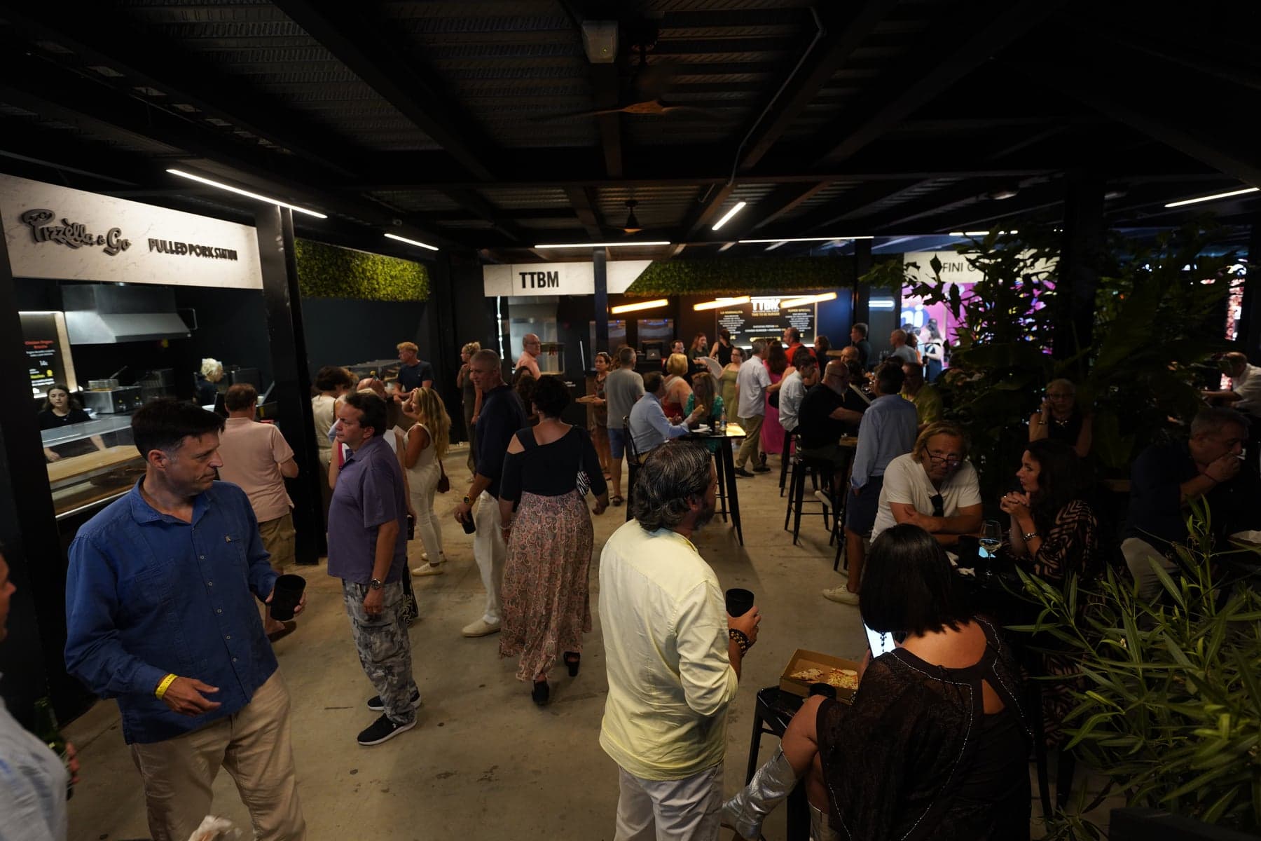 Zona Fast Gourmet de Starlite Occident Marbella en plena noche