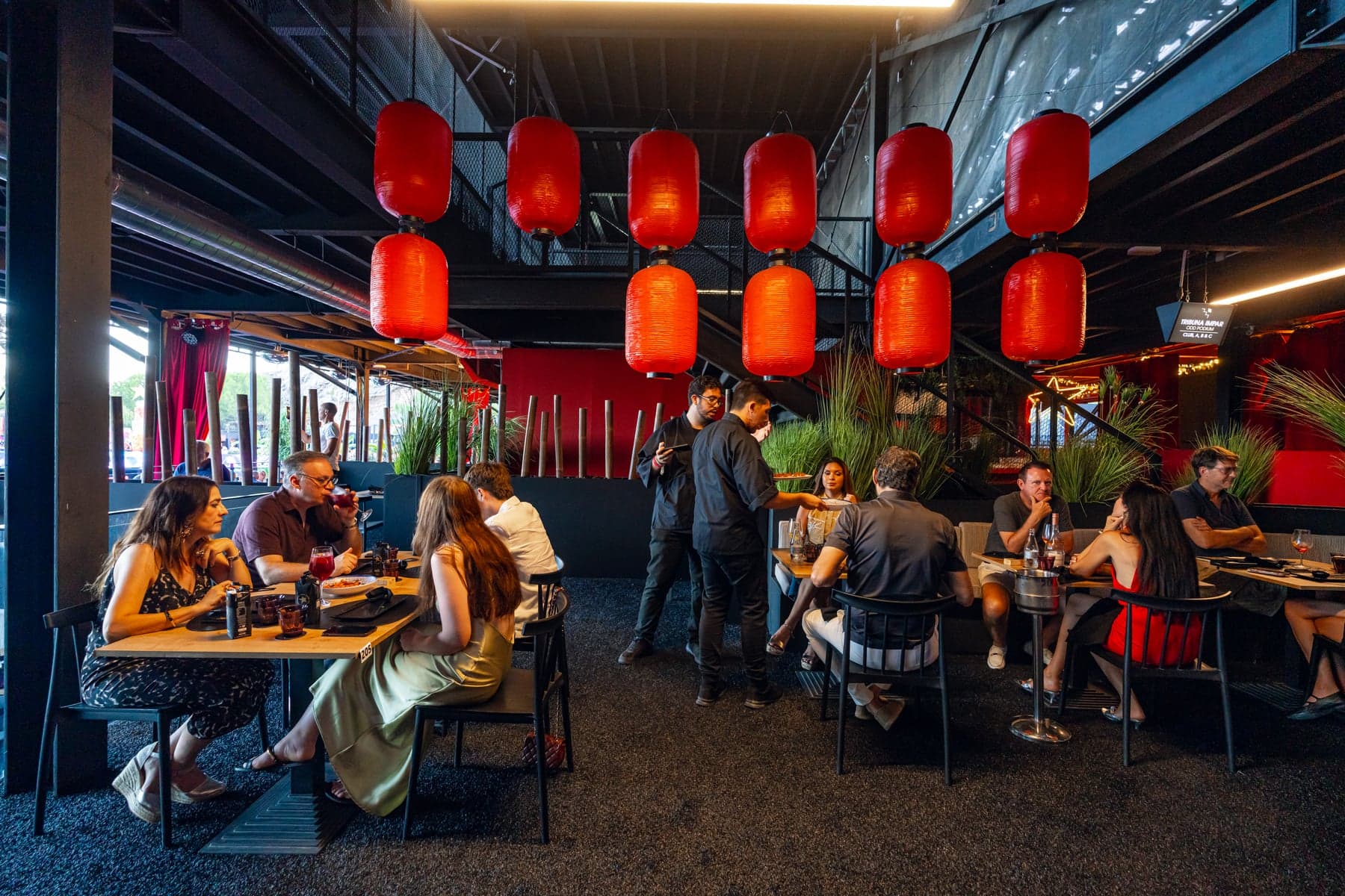 Sala de Tanabata bajo los farolillos rojos