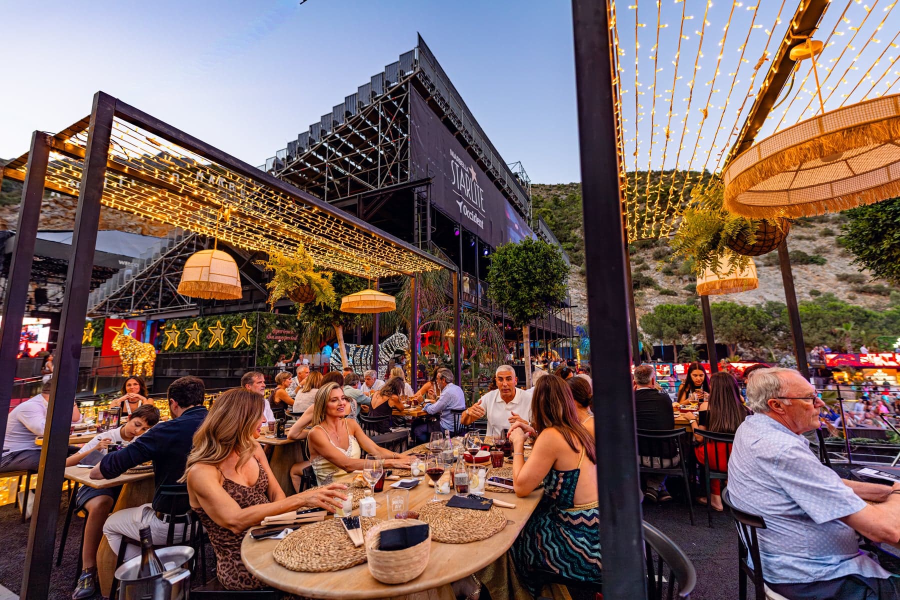 Cena al atardecer con el escenario de fondo