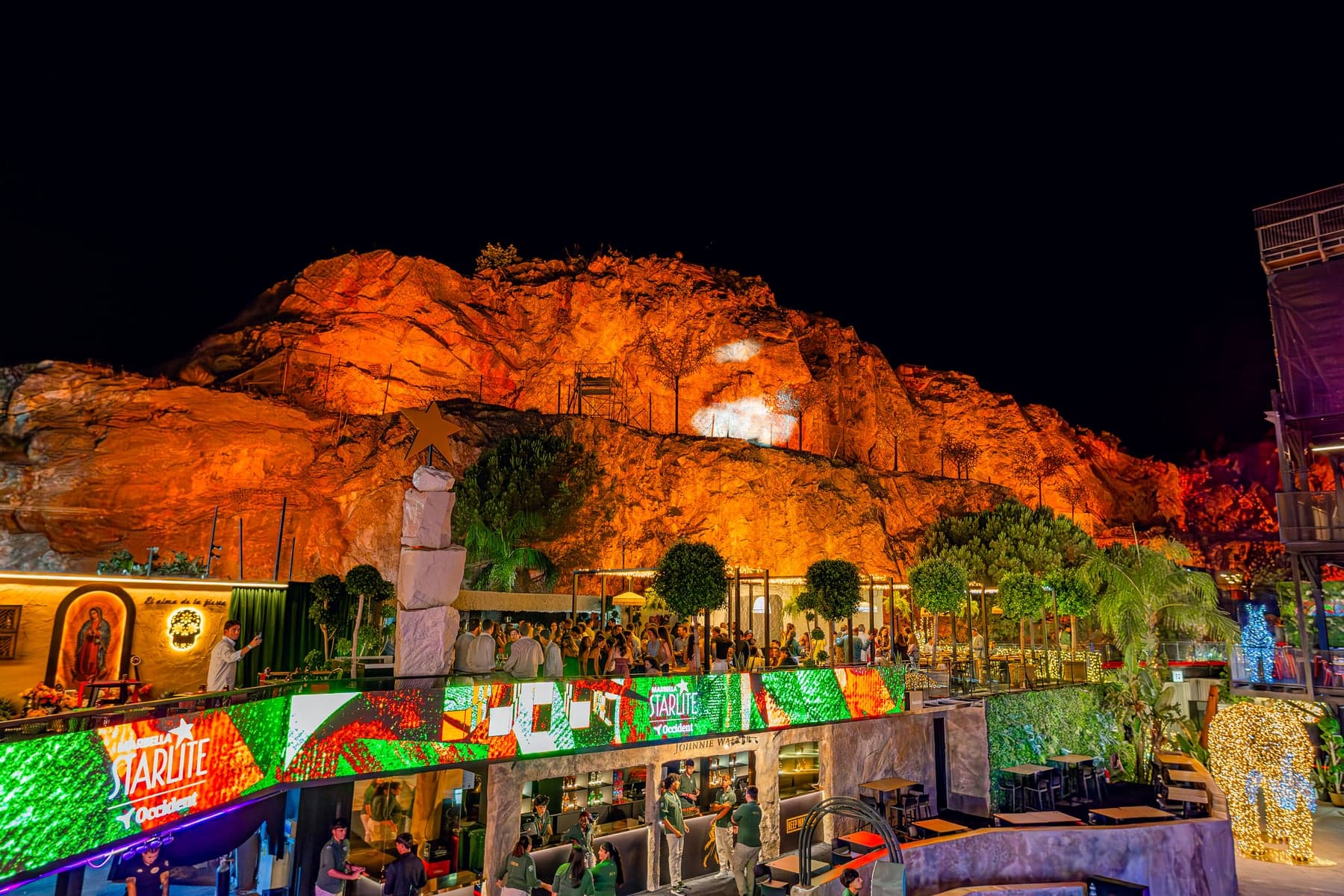Panorámica nocturna de Temazo bajo la cantera