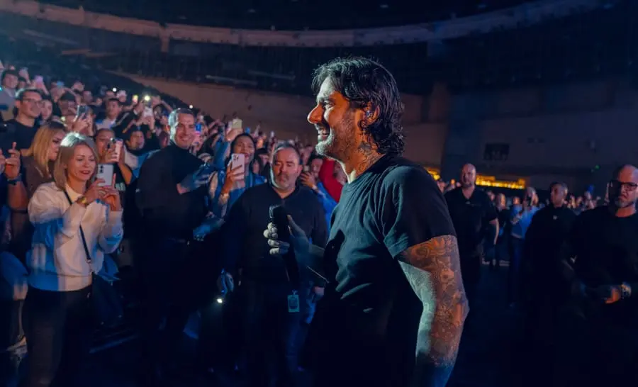 Melendi entre el público, Madrid 2025